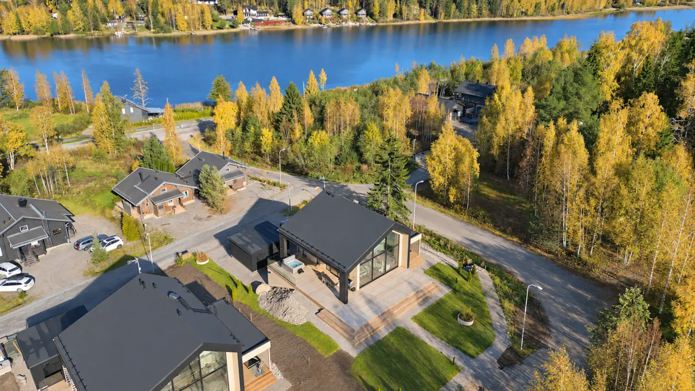 Huvila-alue ja järvi ilmasta